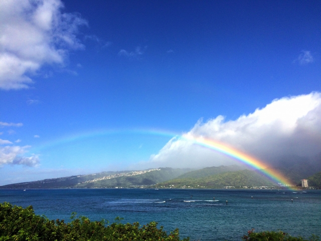 海にかかる虹